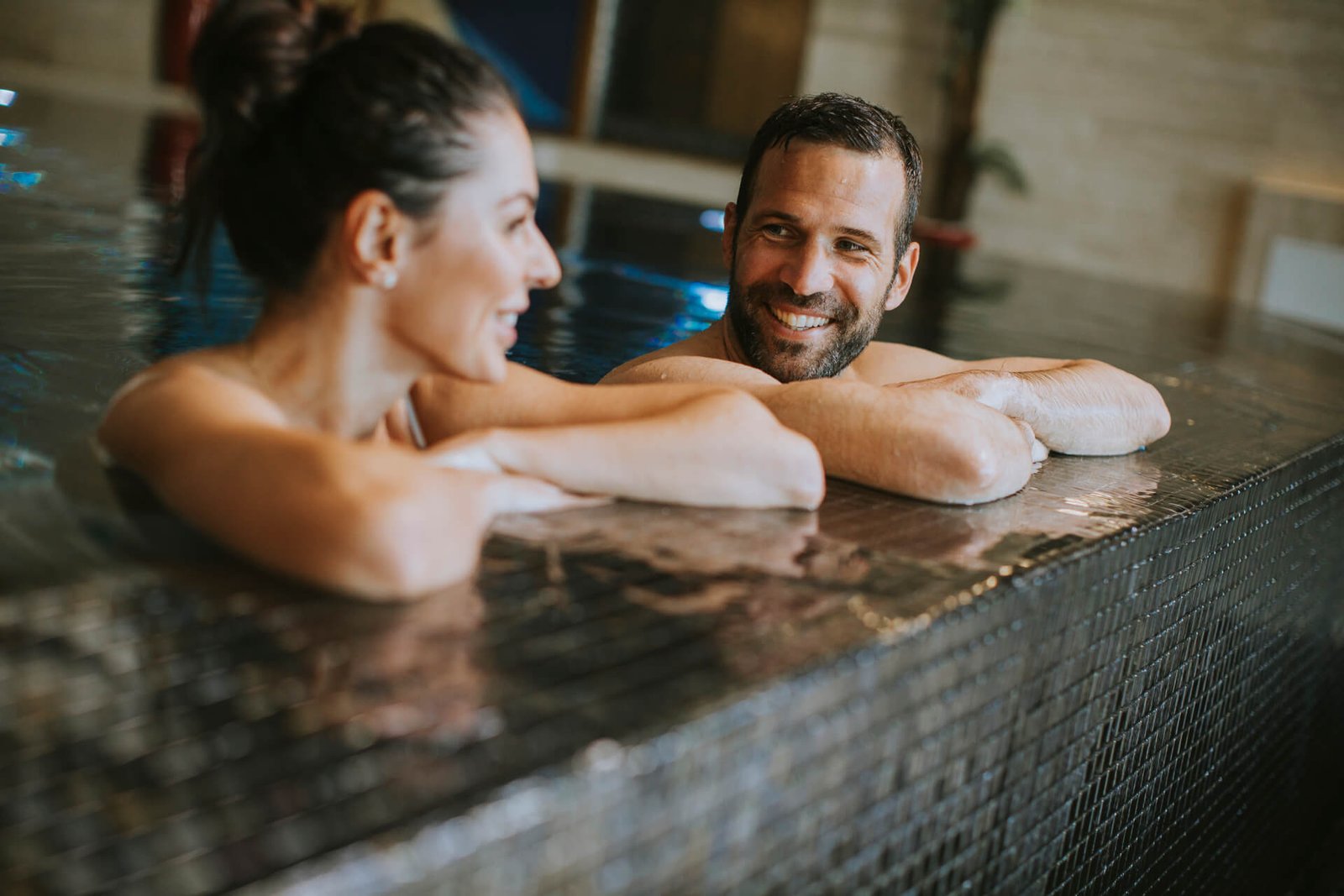 du draugai leidžia laiką kartu baseine: platoniški santykiai