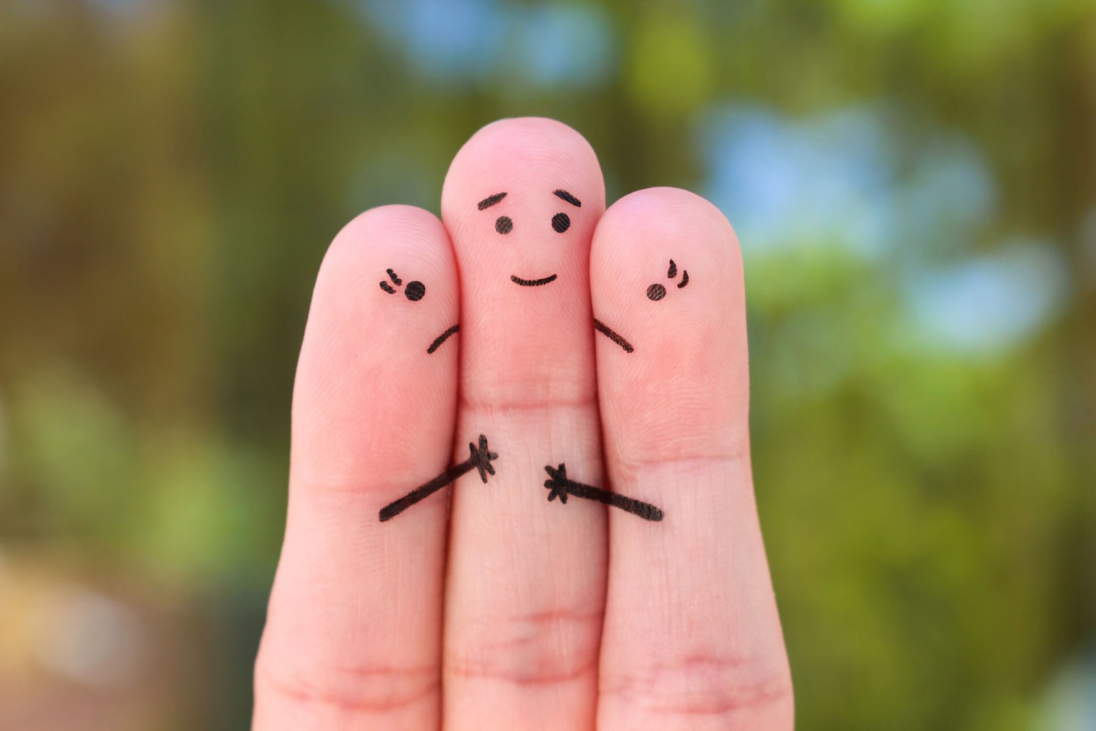 trys nuspalvinti pirštai, reprezentuojantys poligamiją