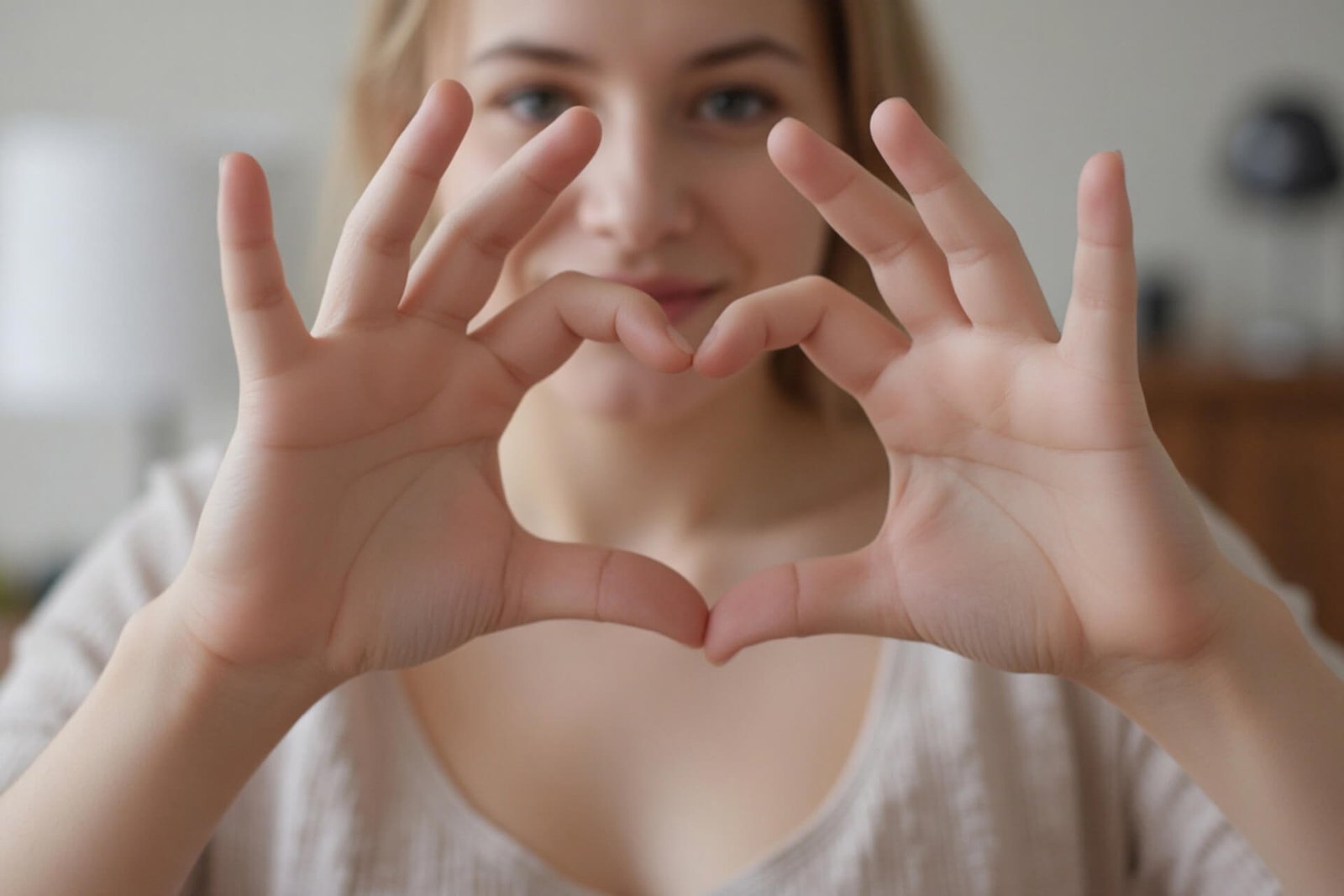 moteris rankomis rodo širdelę